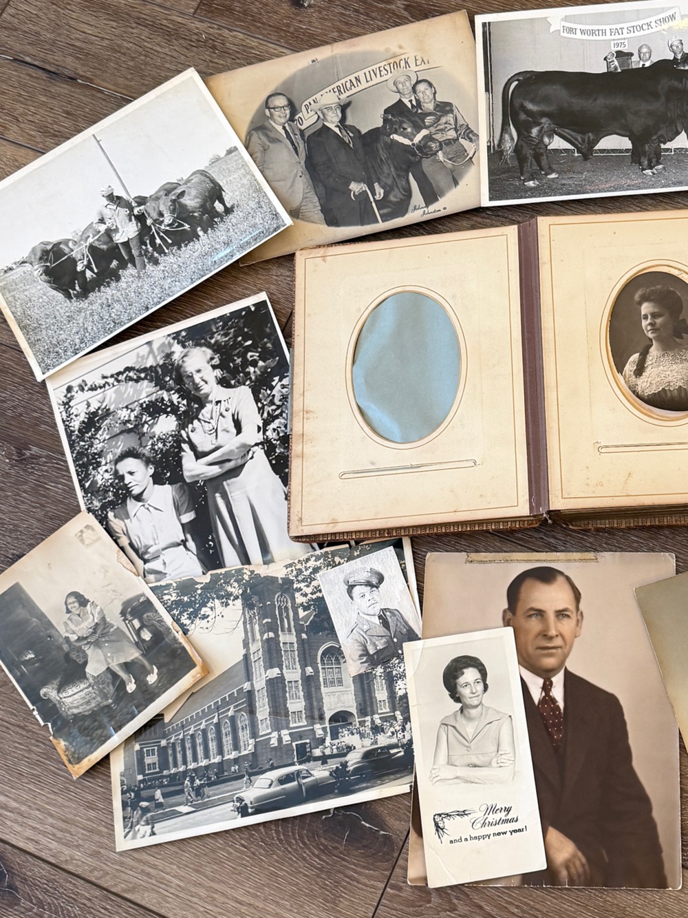 142-Year-Old Victorian Leather Photo Album with 15 Photos - Picture 8 of 17
